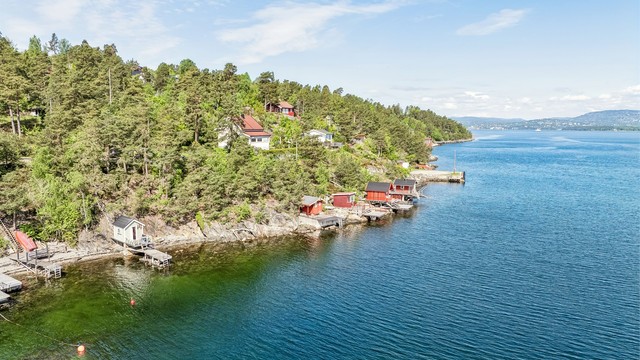 Badehuset ligger hyggelig til med god avstand til nærmeste badehus mot nord.