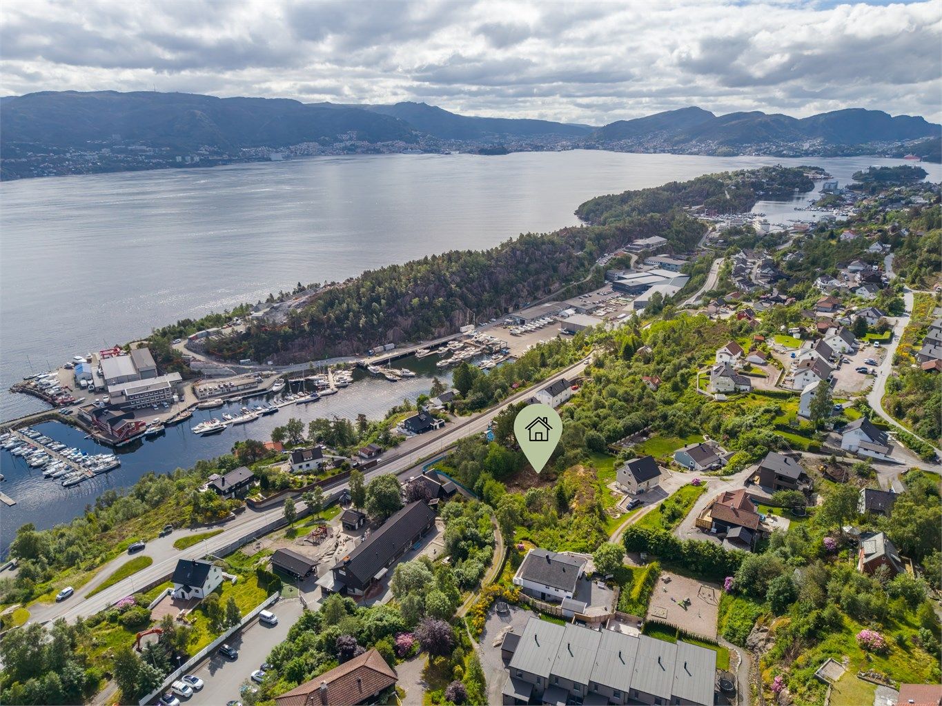 Eiendommen har en meget god beliggenhet med kort vei til alle servicetilbud og kun 14 minutters kjøring til Bergen sentrum.
Foto: Foto: Silje Holte v/ @frksuper