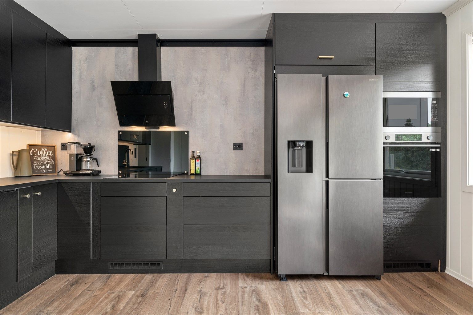 Kjøkkenet har integrert stekeovn, platetopp, oppvaskmaskin og mikrobølgeovn. Frittstående kjøleskap med fryser