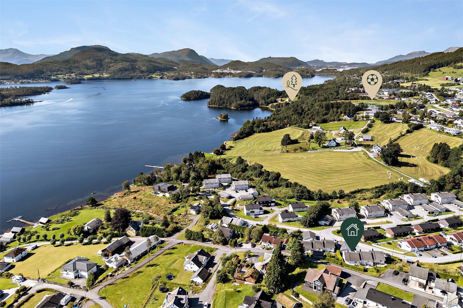 Til sentrum av Skodje er det ca 1 km til. I sentrum finner man dagligvarebutikk, barnehage, skoler, kulturhus, samt Skodje Stadion med flott turløype som prepareres til langrennsløype om vinteren