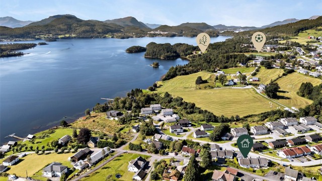 Til sentrum av Skodje er det ca 1 km til. I sentrum finner man dagligvarebutikk, barnehage, skoler, kulturhus, samt Skodje Stadion med flott turløype som prepareres til langrennsløype om vinteren