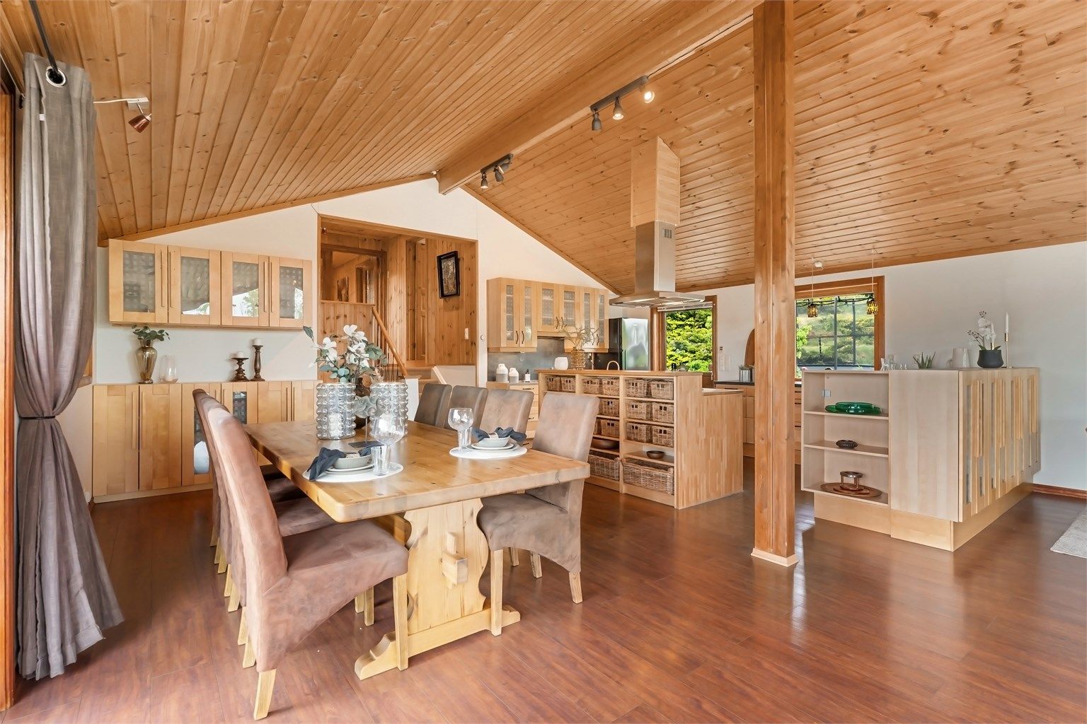 Oppvarming med bergvarme til vannbåren gulvvarme (3 bad, kjellerstue, kjøkken, stue og rom i underetasjen), varmepumpe, elektrisitet og vedfyring