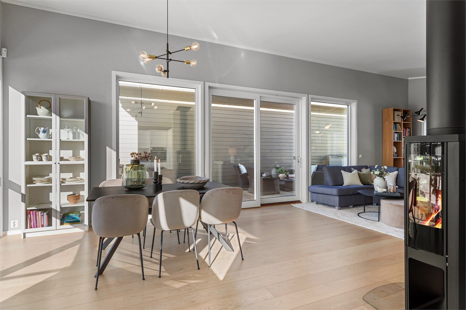 Oppvarming av stuen via vedovn og luft til luft varmepumpe