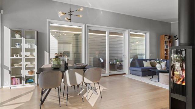 Oppvarming av stuen via vedovn og luft til luft varmepumpe