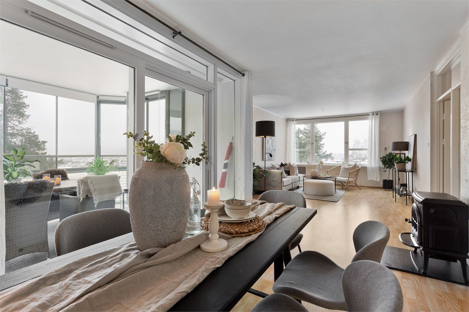 Stue med god plass til sofagruppe og spisebord