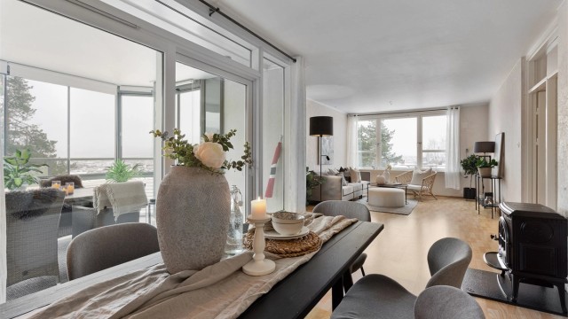 Stue med god plass til sofagruppe og spisebord. Foto: Emotional Landscape Production Ole Thoresen