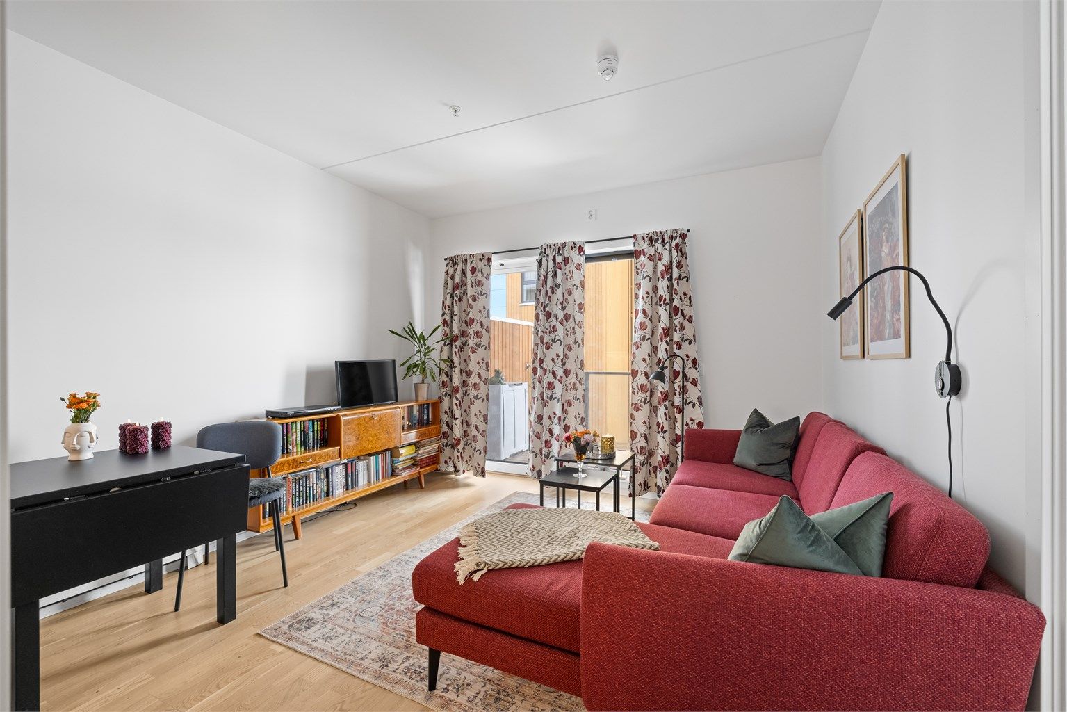 Stuen er leilighetens sentrale rom, med direkte utgang til en romslig, overbygget balkong.