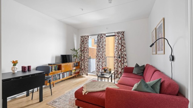 Stuen er leilighetens sentrale rom, med direkte utgang til en romslig, overbygget balkong.