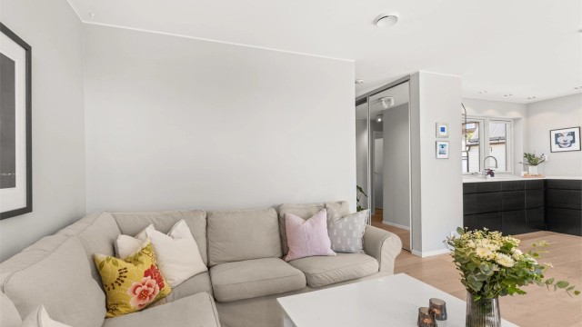Inn igjen. Hele oppholdsrommet har god belysning fra downlights i tak.