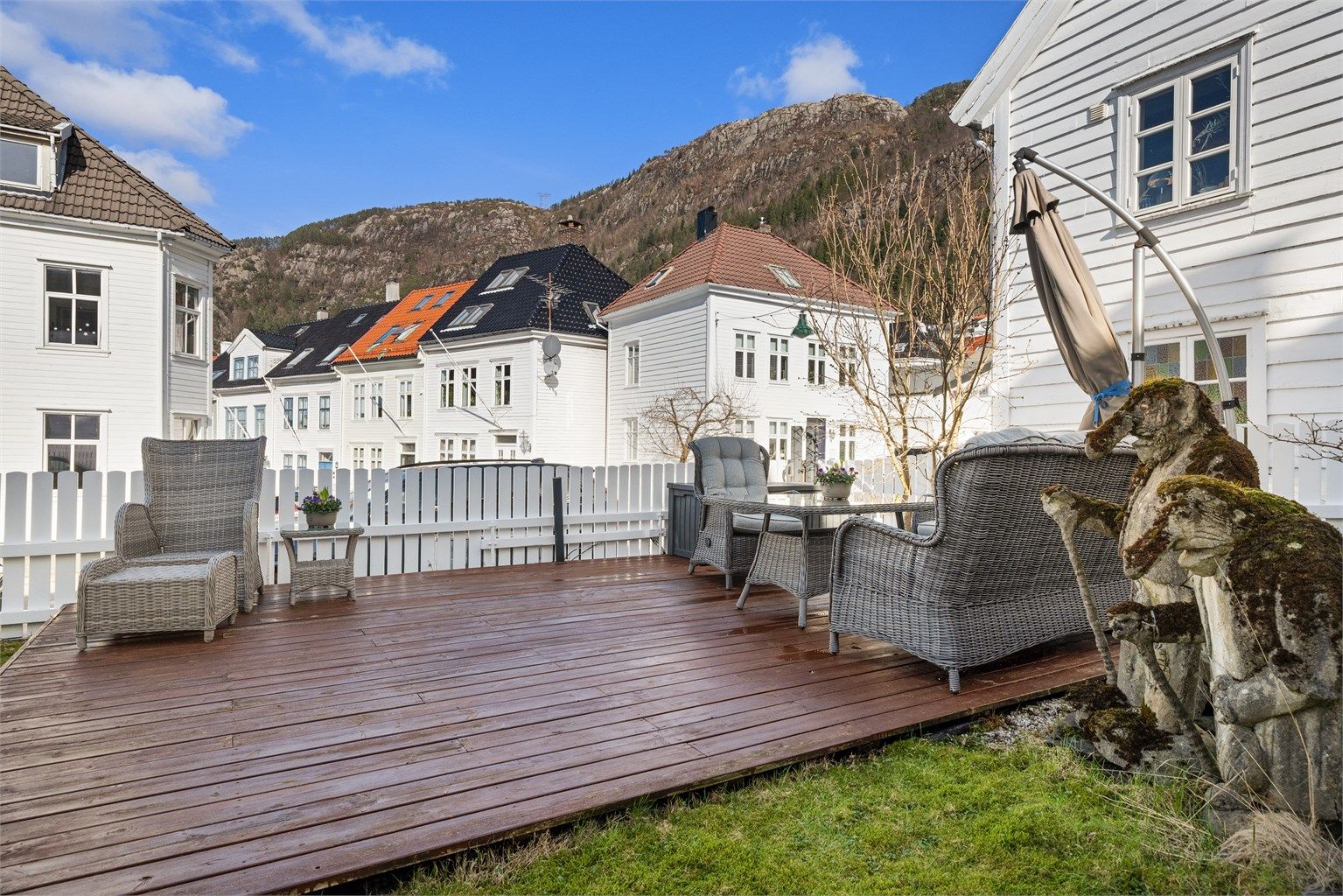 Romslig terrasse på ca. 25 kvm med god plass til utemøbler og sosiale sammenkomster. 