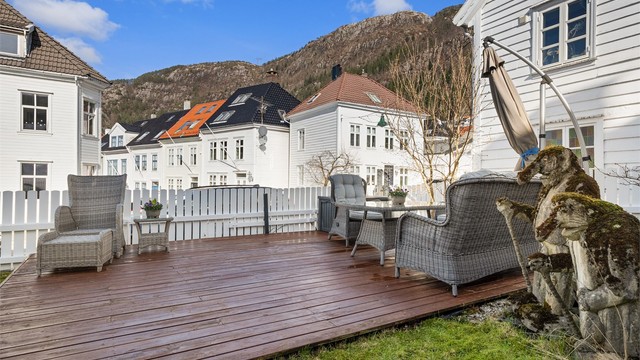 Romslig terrasse på ca. 25 kvm med god plass til utemøbler og sosiale sammenkomster.