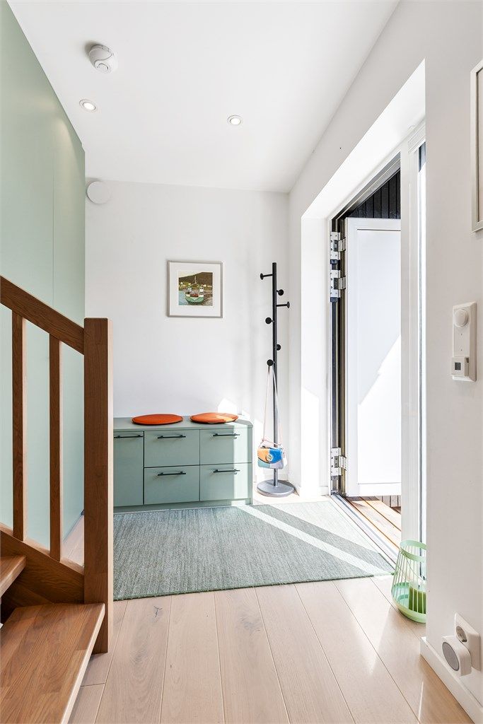 Velkommen inn! Lys og imøtekommende entré.