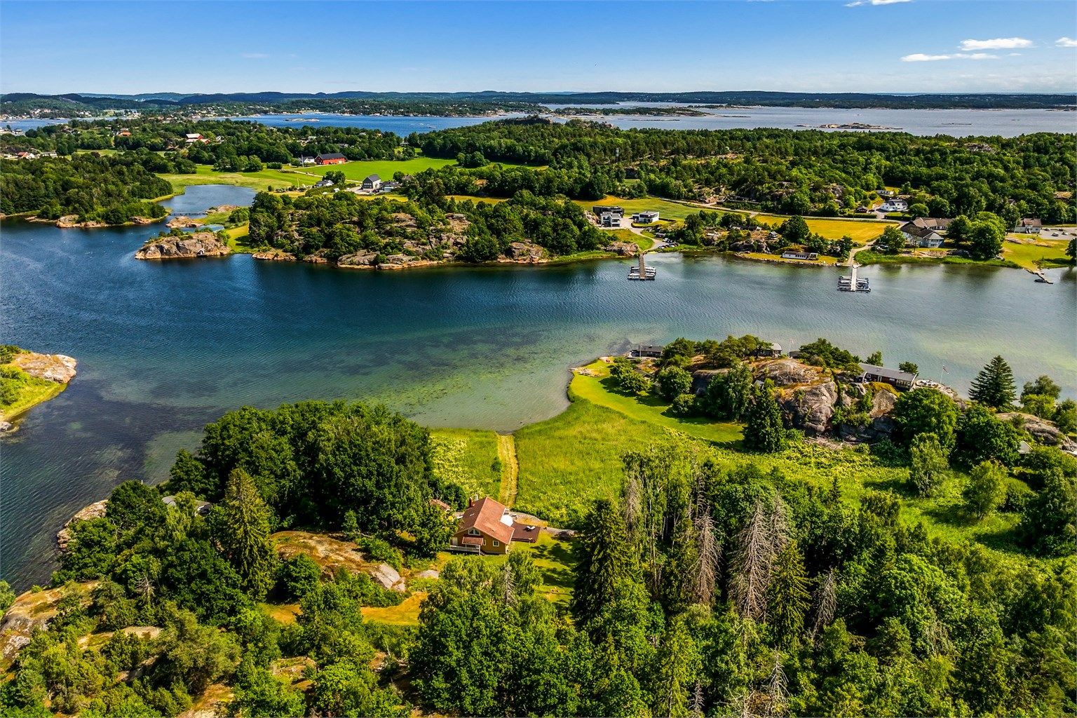 Hytta ligger en kort båttur unna, kun 3 minutt/250m i luftlinje fra land. Båtturen går i smult farvann fra Østerøya og bringer deg til en helt annen verden av opplevelse på idylliske Storholmen. 
