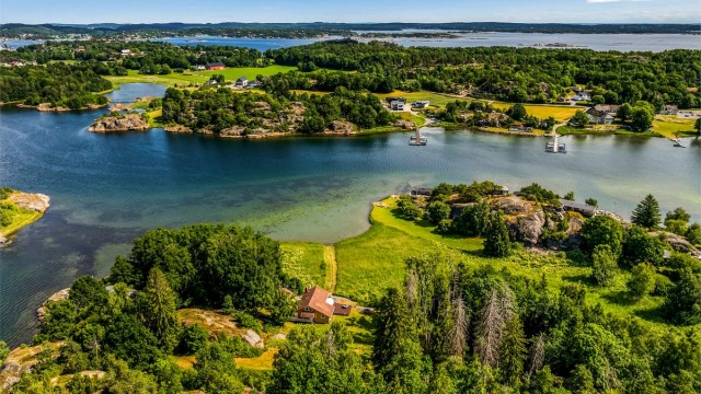 Hytta ligger en kort båttur unna, kun 3 minutt/250m i luftlinje fra land. Båtturen går i smult farvann fra Østerøya og bringer deg til en helt annen verden av opplevelse på idylliske Storholmen.