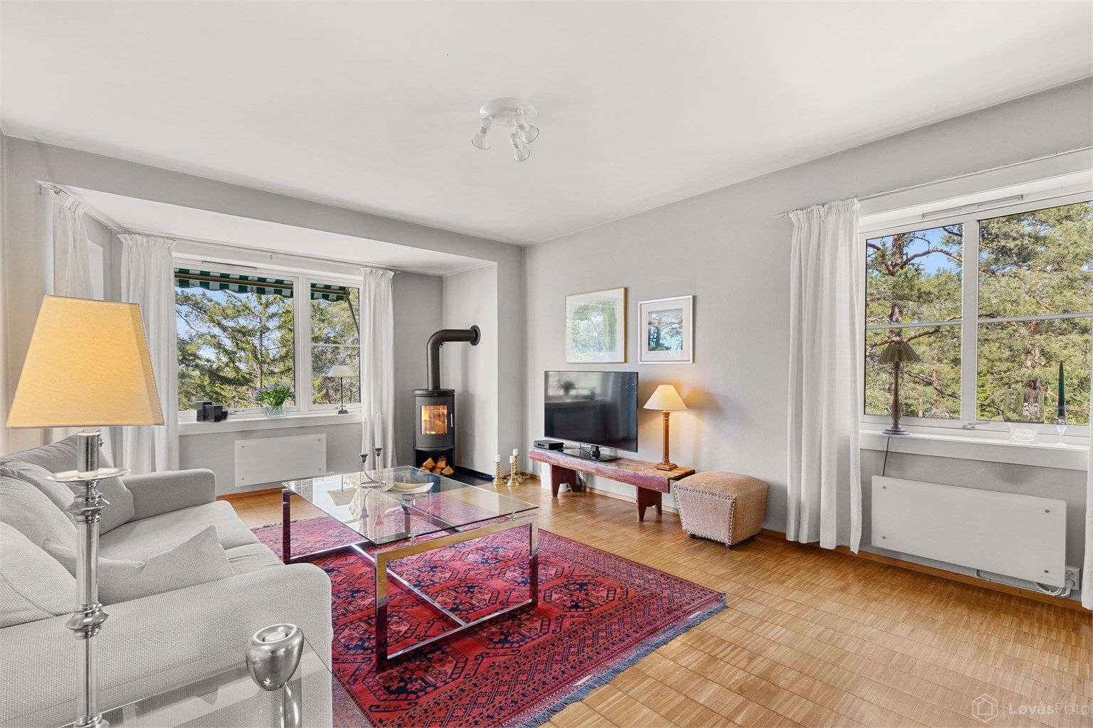 Dette er en lys og usjenert endeleilighet i 3. etasje, med en peisovn som gir ekstra varme og hygge.
Foto: Løvås Foto