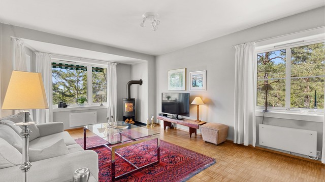 Dette er en lys og usjenert endeleilighet i 3. etasje, med en peisovn som gir ekstra varme og hygge.
Foto: Løvås Foto