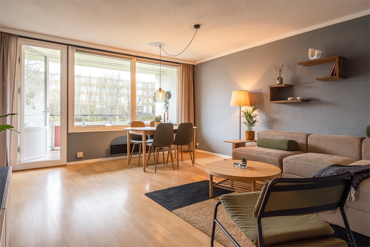 Velkommen til en fantastisk flott leilighet i Vardevegen 10A, med svært god beliggenhet i feltet og meget god standard