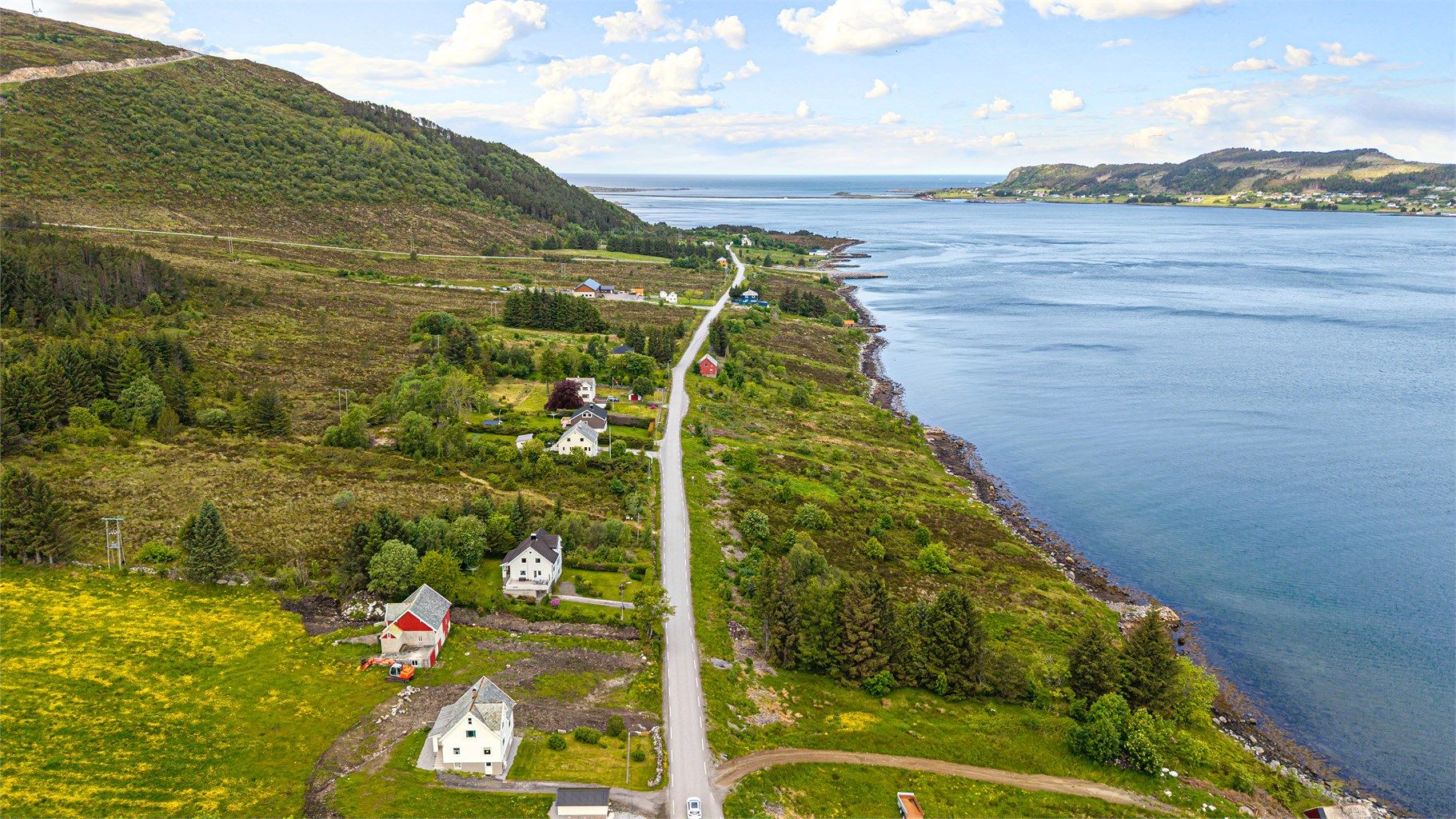 Eiendommen ligger ca 5 km fra Ulla.