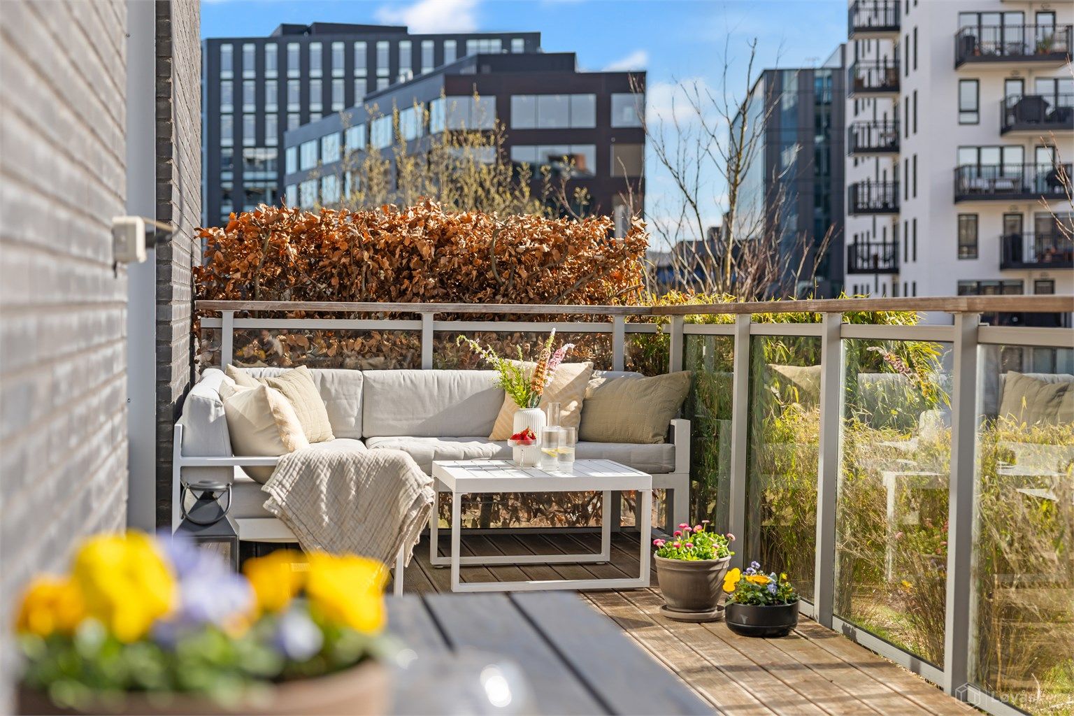 Beliggenheten i første etasje, uten naturlig passasje foran, gir en privat og usjenert uteplass.