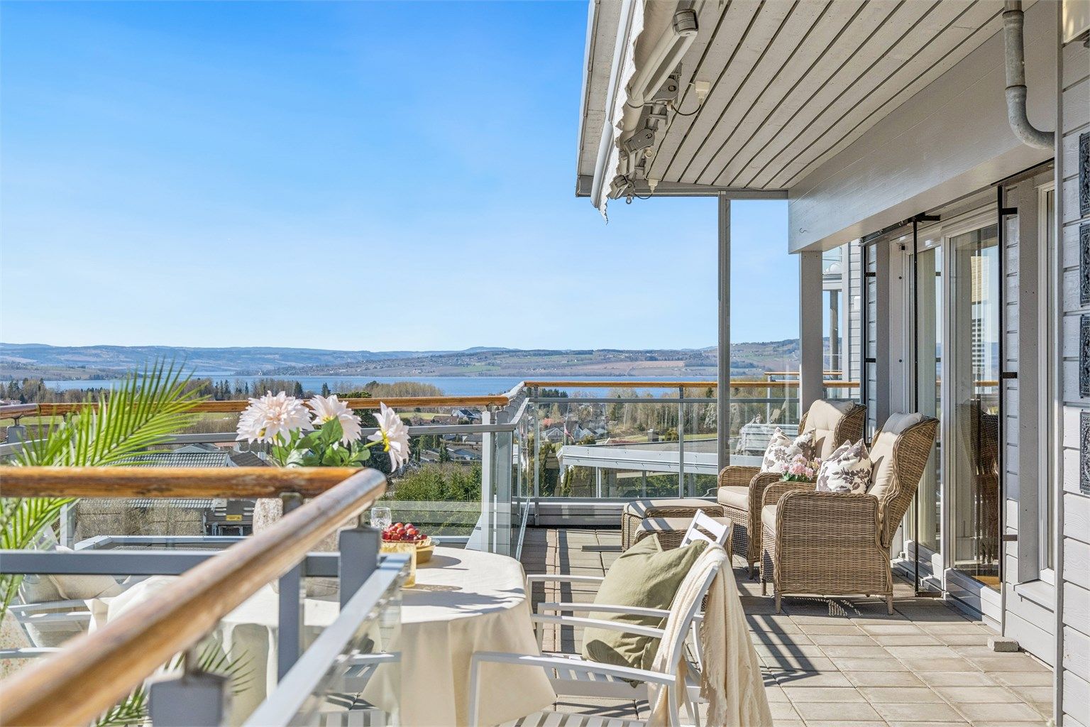 Meget flotte sol- og utsiktsforhold mot Mjøsa og nærliggende områder. 