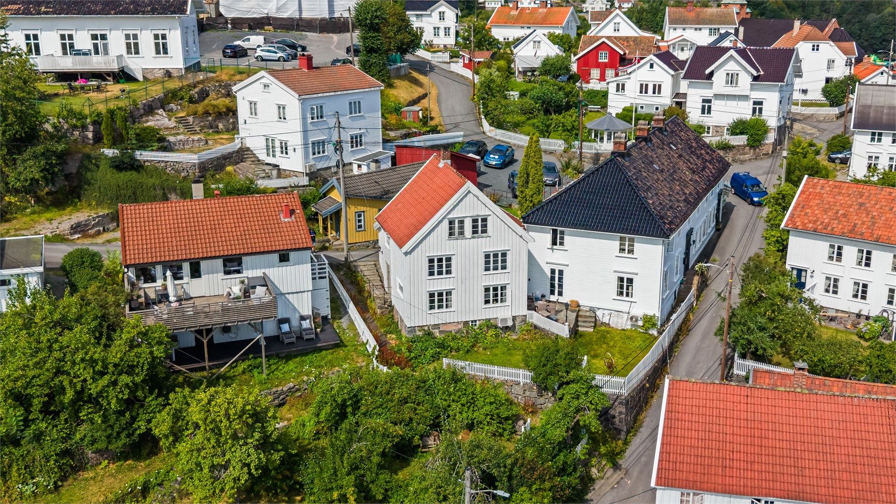 Det tilhører også en liten hageflekk i front av huset hvor man kan nyte morgen-og formiddagssolen i sommersesong.