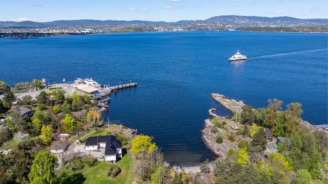Det er ca. 4 minutters gange til nærmeste bussholdeplass ved Skogen. Bussen korresponderer med båt fra Nesoddtangen til Lysaker med ca. 9 minutters reisetid, samt videre til Aker Brygge på ca. 23 minutter. Hyppige avganger og hyggelig reisevei.