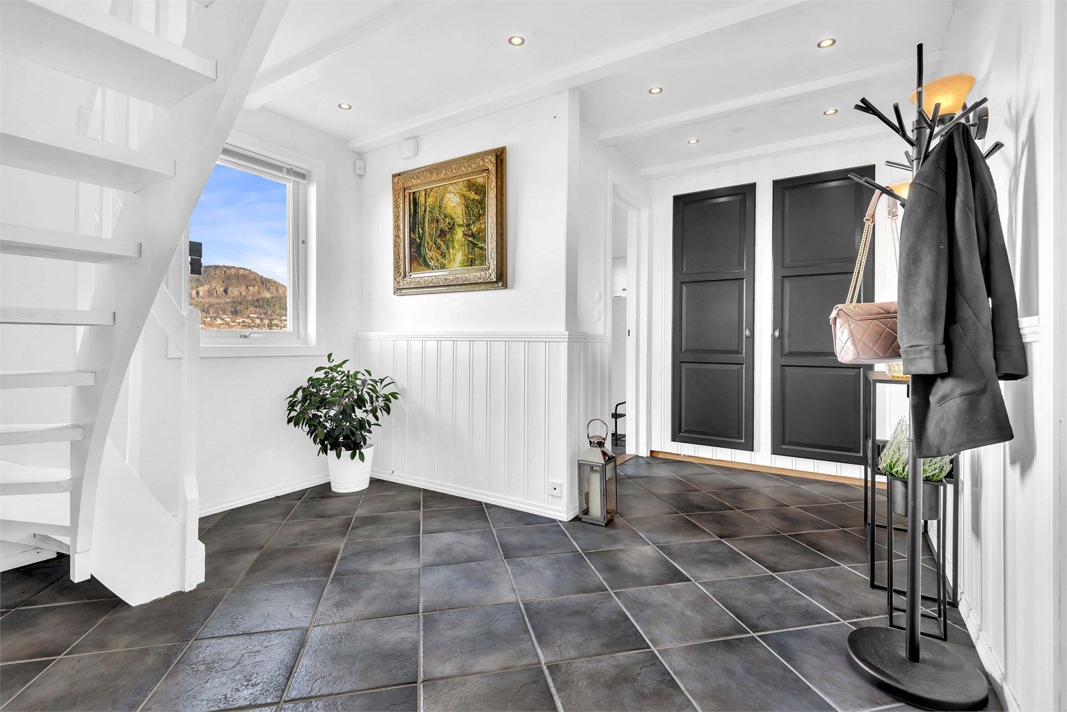 Romslig gang med integrert garderobeskap. God plass til oppbevaring av diverse yttertøy.