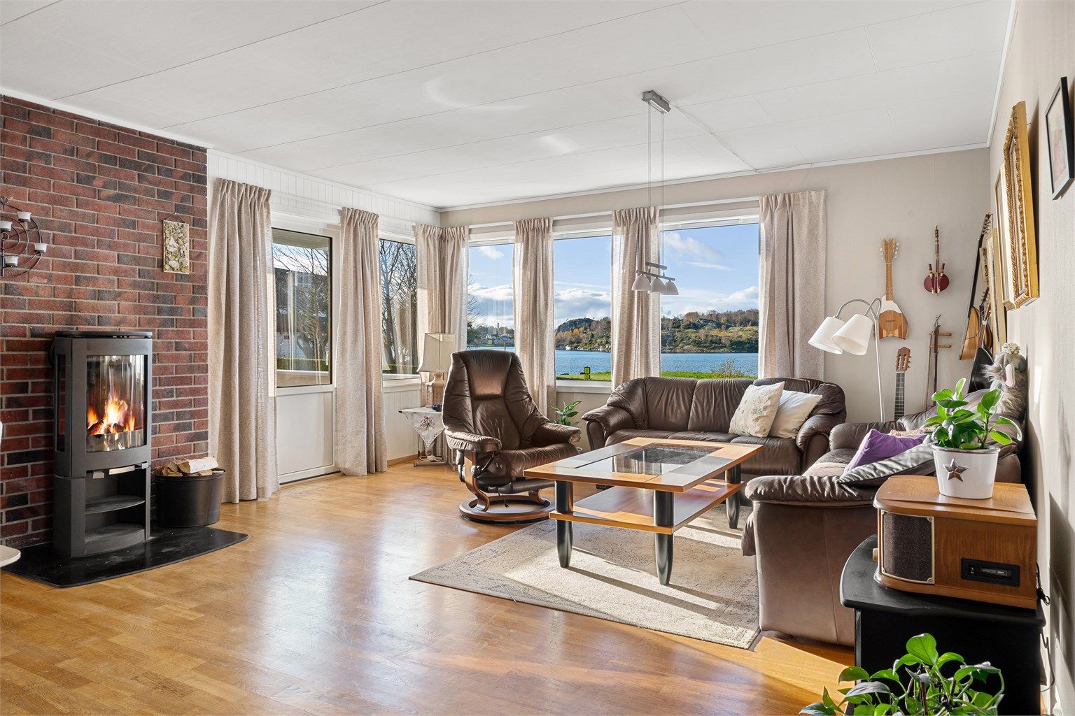 Stue med utgang til solrik terrasse samt nydelig utsikt til sjø. 