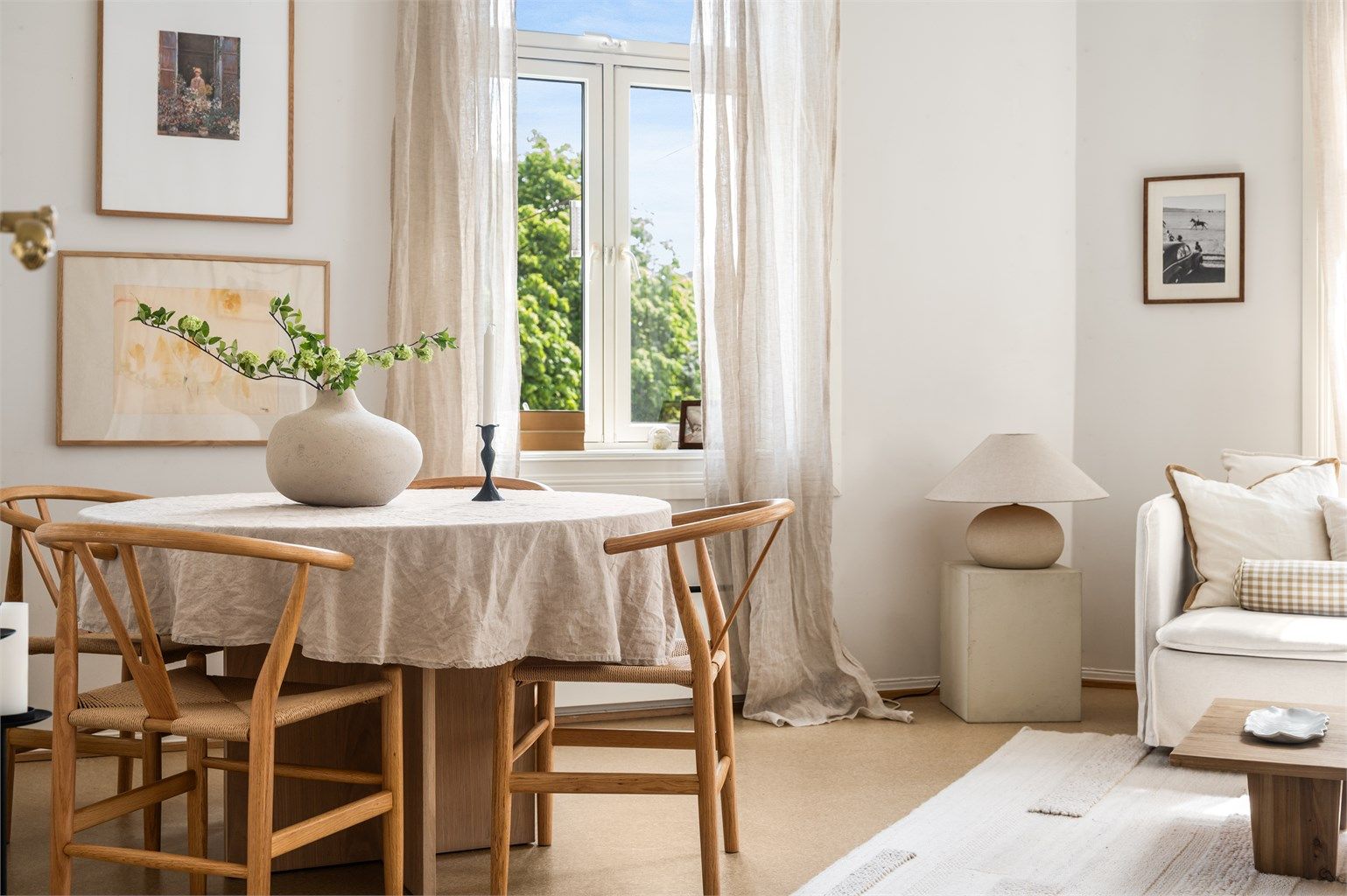 Klassisk bygårdssjarm med nær tre meter under taket, store vinduer og et vakkert lys som preger rommene gjennom dagen. 