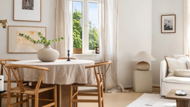 Klassisk bygårdssjarm med nær tre meter under taket, store vinduer og et vakkert lys som preger rommene gjennom dagen.