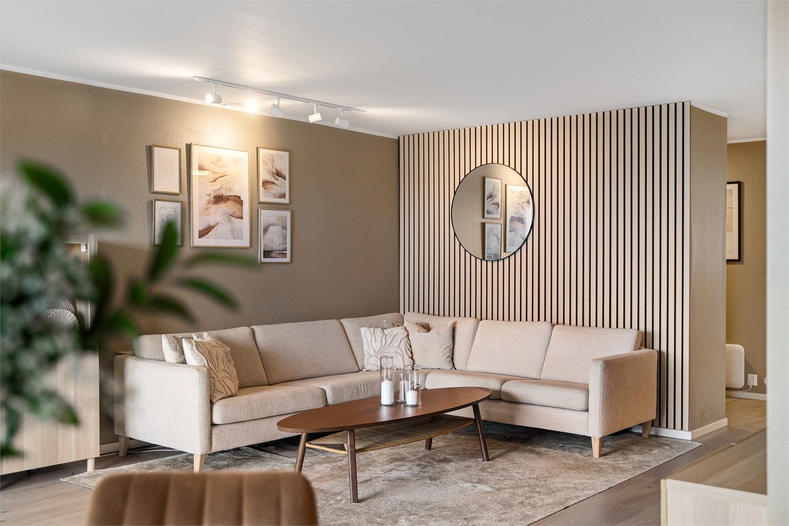 Vegger er i en moderne og fin fargetone, det er satt opp spilevegg på den ene kortveggen og det er fin laminat på gulv. 