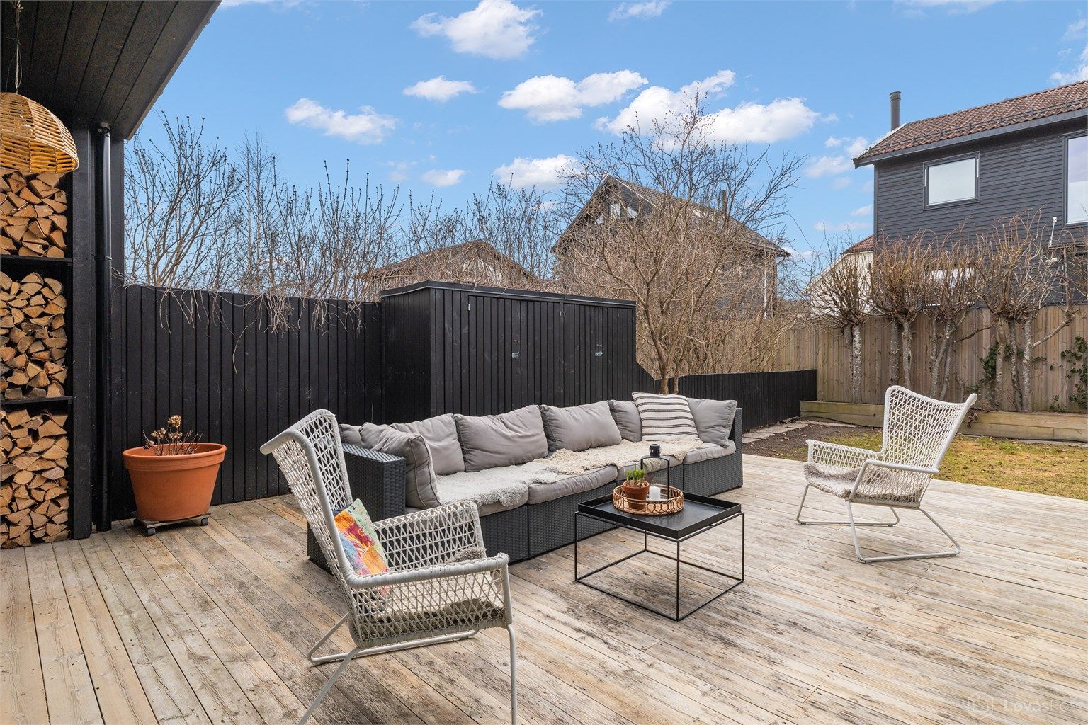 Skjermet terrasse utenfor stuen med adkomst til hagen