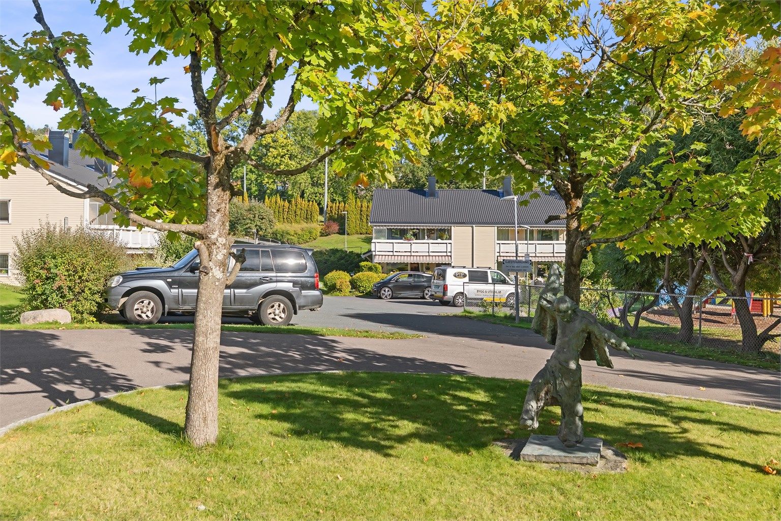 Borettslaget har p.t ledige garasjeplasser til leie for beboere. I tillegg er det ca 20 gjesteparkeringsplasser utendørs på et ellers bilfritt tun.
