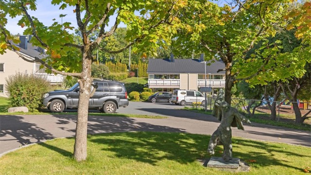 Borettslaget har p.t ledige garasjeplasser til leie for beboere. I tillegg er det ca 20 gjesteparkeringsplasser utendørs på et ellers bilfritt tun.