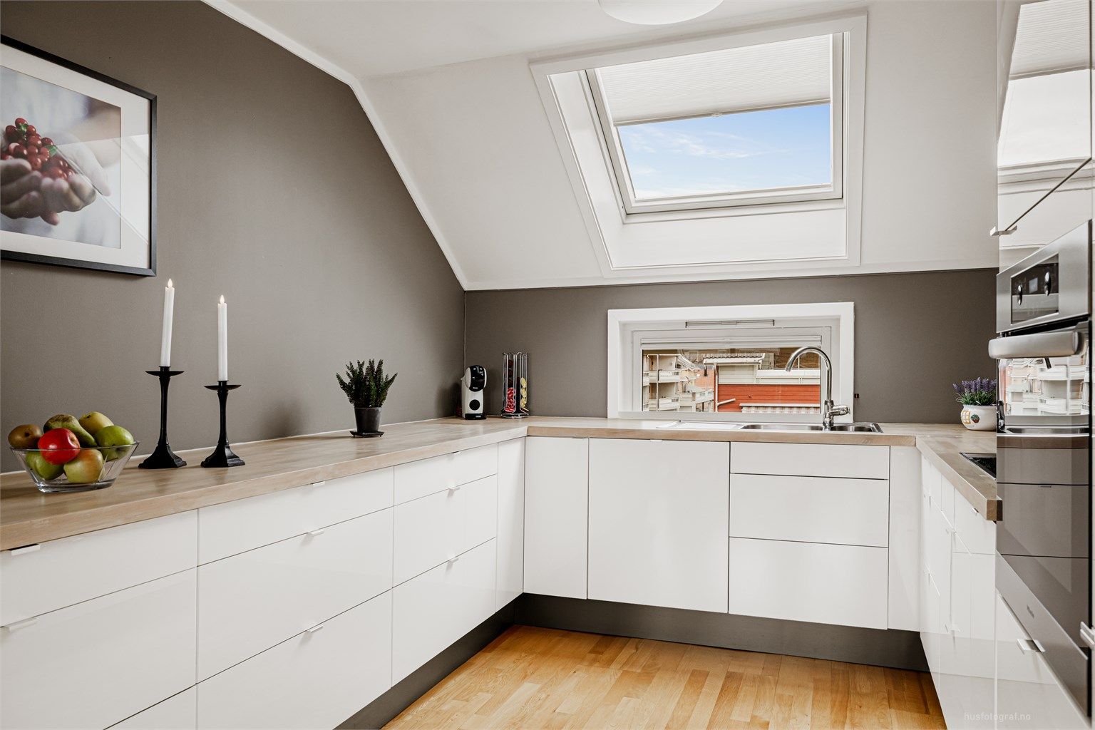 Den U-formede innredningen gir en praktisk og effektiv arbeidsstasjon med god oversikt.