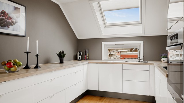 Den U-formede innredningen gir en praktisk og effektiv arbeidsstasjon med god oversikt.