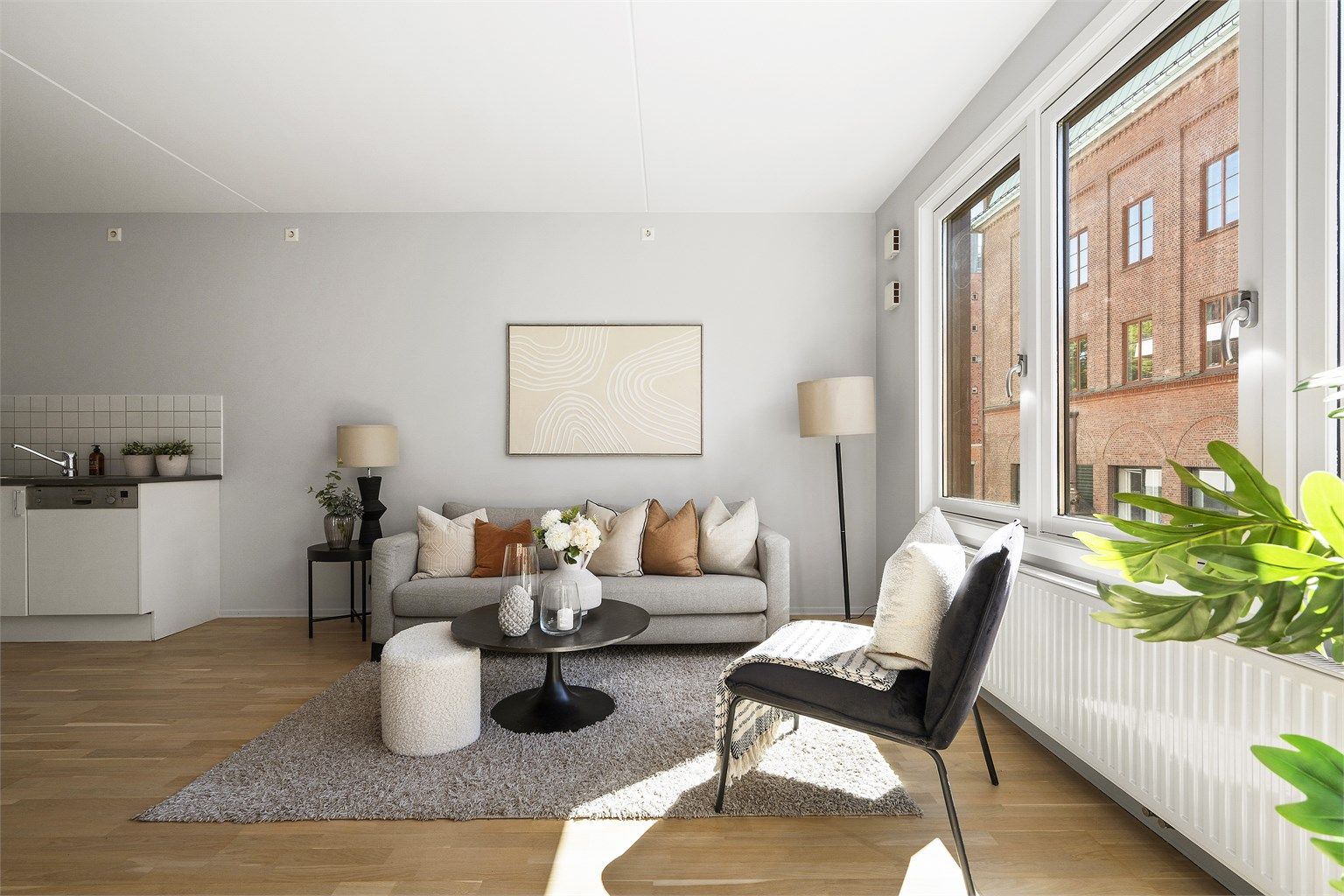 Stue med åpen kjøkkenløsning og utgang til balkong på 5 kvm.