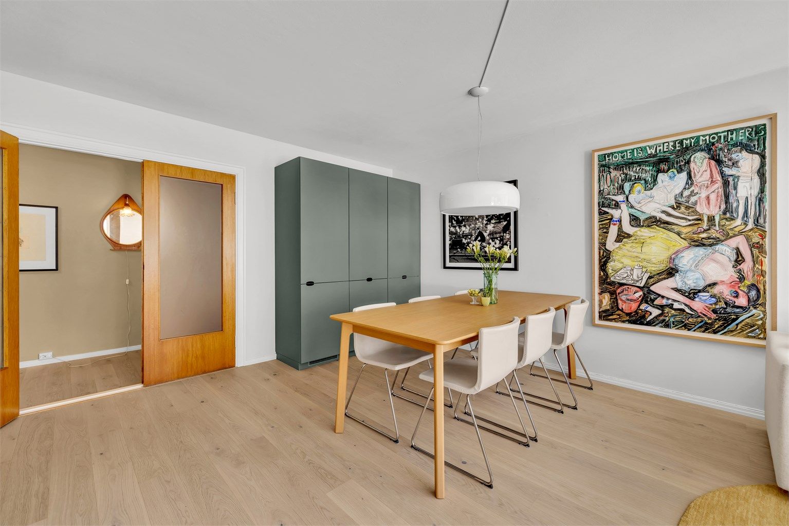 Det er naturlig plass til spisebord mellom stue og kjøkken.