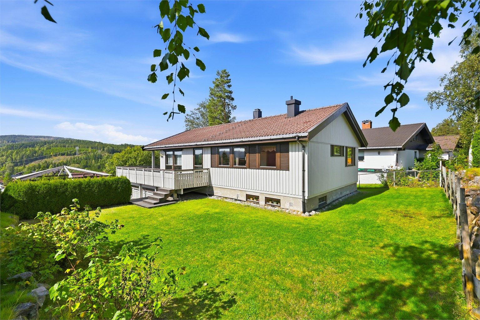 Her er det fin plass til lek og moro for både liten og stor på fine sommerdager eller etablering av ytterligere beplantning for den som har grønne fingre. Foto: Digit Media AS v/ Jørgen Sørebø