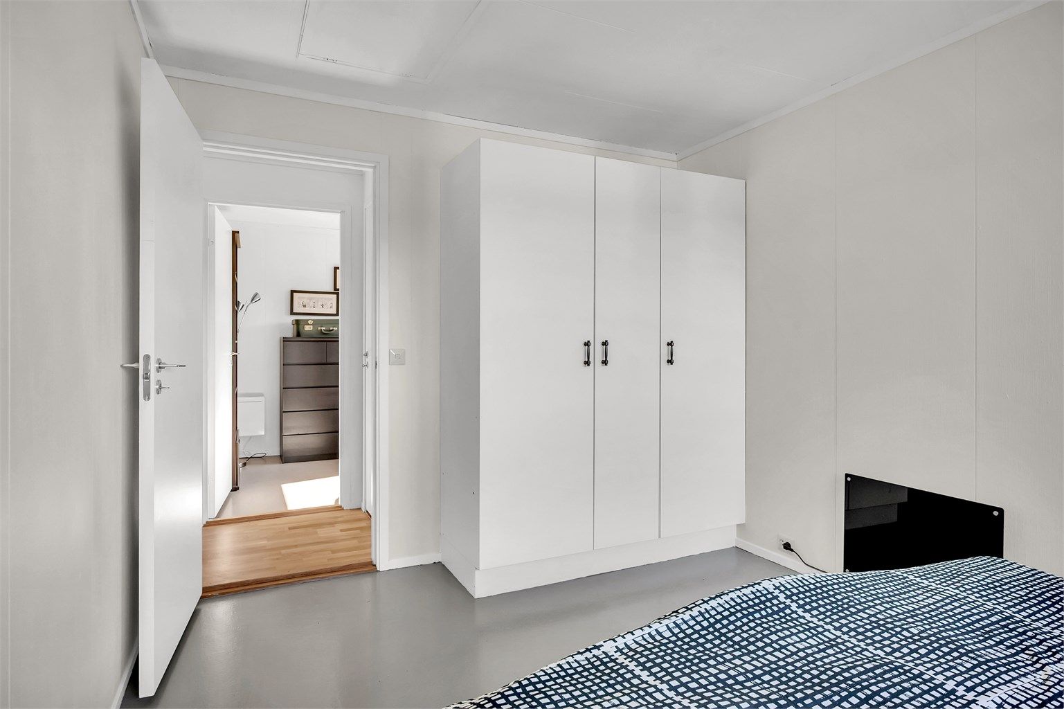 Det er rikelig med oppbevaringsplass i et romslig garderobeskap. 