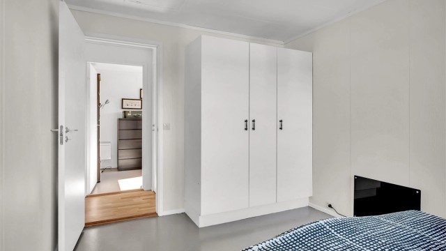 Det er rikelig med oppbevaringsplass i et romslig garderobeskap.