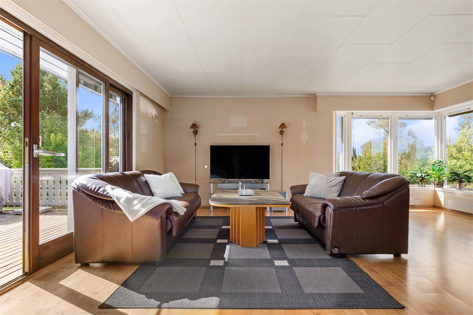 Flott stue med luftig atmosfære og adkomst ut til terrasse