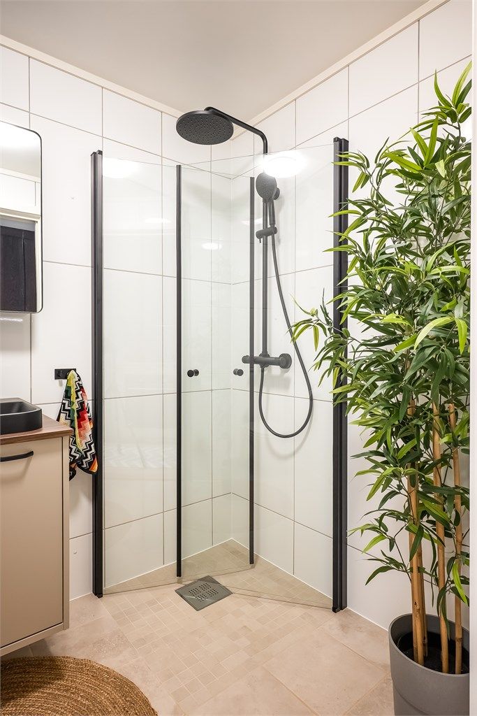 Ellers har du både varme i gulv, vegghengt toalett samt opplegg for vaskemaskin.