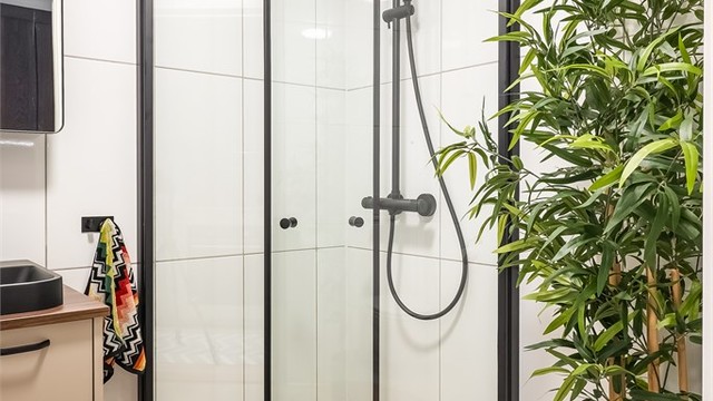 Ellers har du både varme i gulv, vegghengt toalett samt opplegg for vaskemaskin.