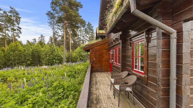Utvendig bod plassert ved stuendøren gir god plass til lagring av ski og utstyr.
