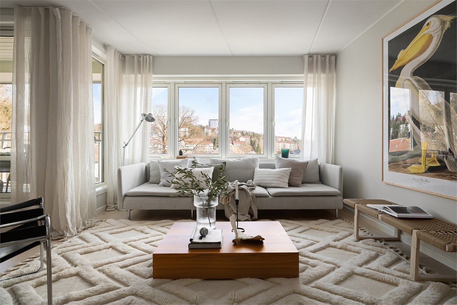 Lysmalte veggflater og lys, enstavs eikeparkett gir et moderne uttrykk og en god atmosfære å oppholde seg i