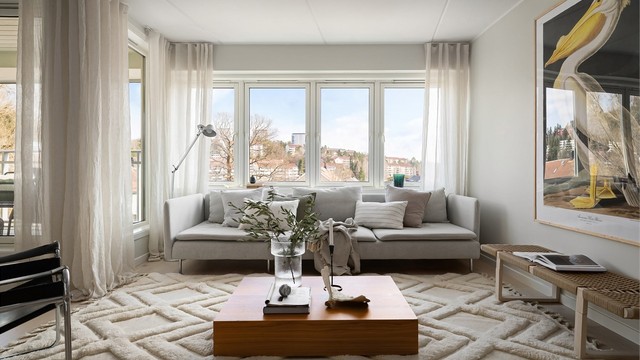 Lysmalte veggflater og lys, enstavs eikeparkett gir et moderne uttrykk og en god atmosfære å oppholde seg i