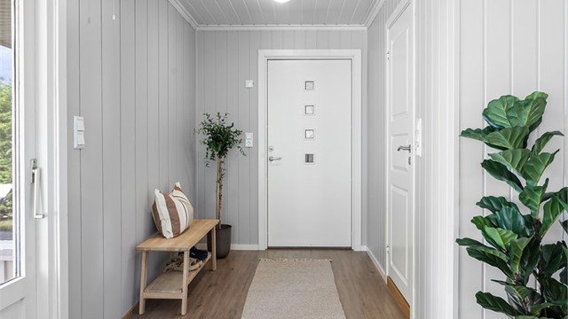 Entre med plass til knaggrekke og skoskap