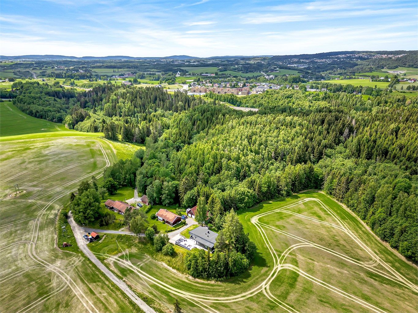 Fra eiendommen er det kort vei til Frogner sentrum, Frogner skole og kultursenter, som er ment å være et samlingspunkt for en god oppvekst.