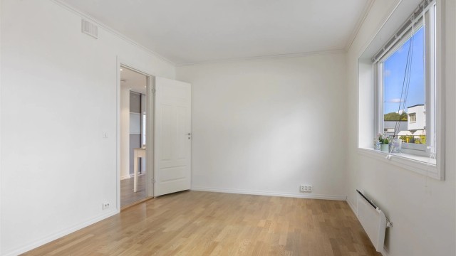 Hovedsoverom med god plass til dobbeltseng og øvrig møblement.